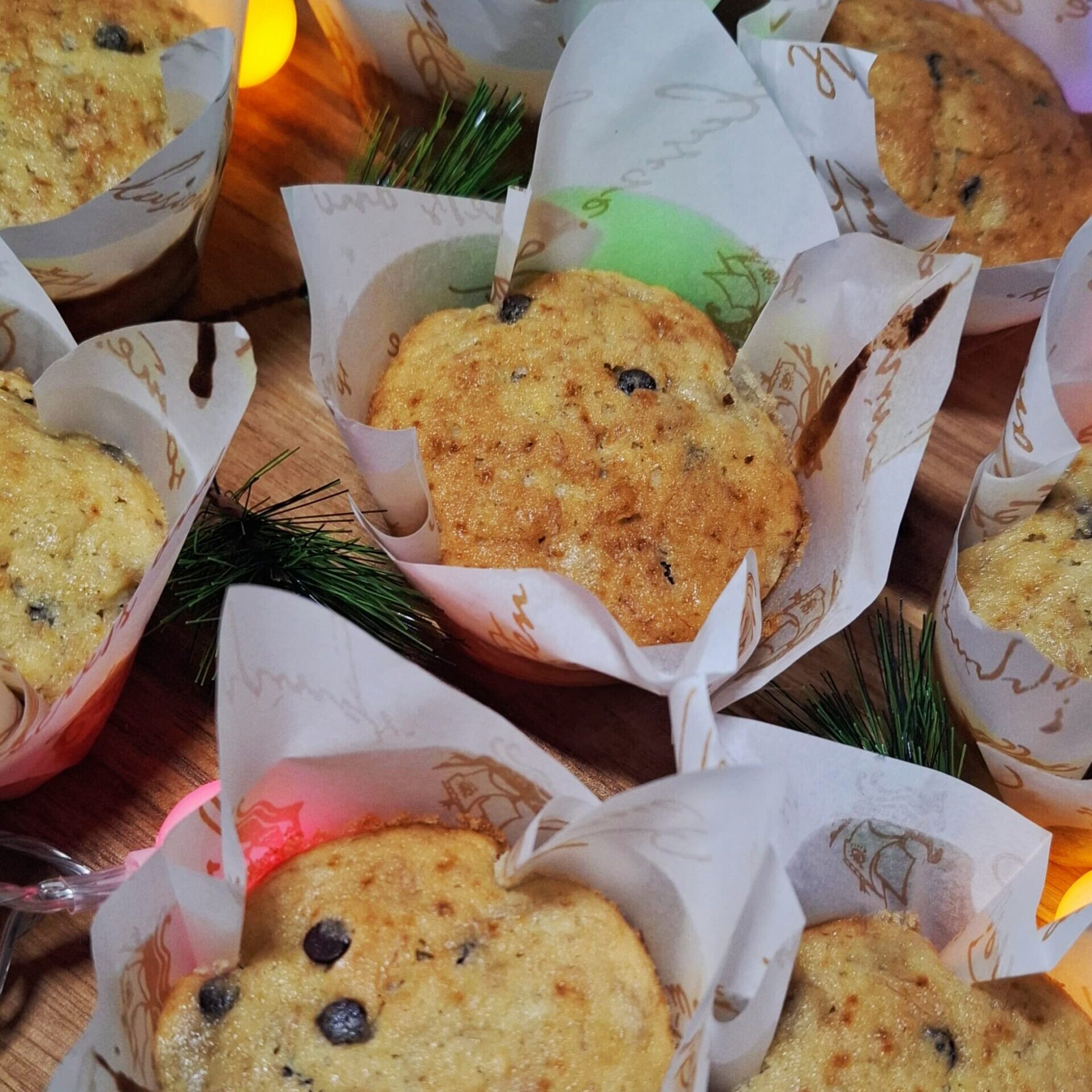 Brioșe cu banană și ciocolată- pufoase și rapide