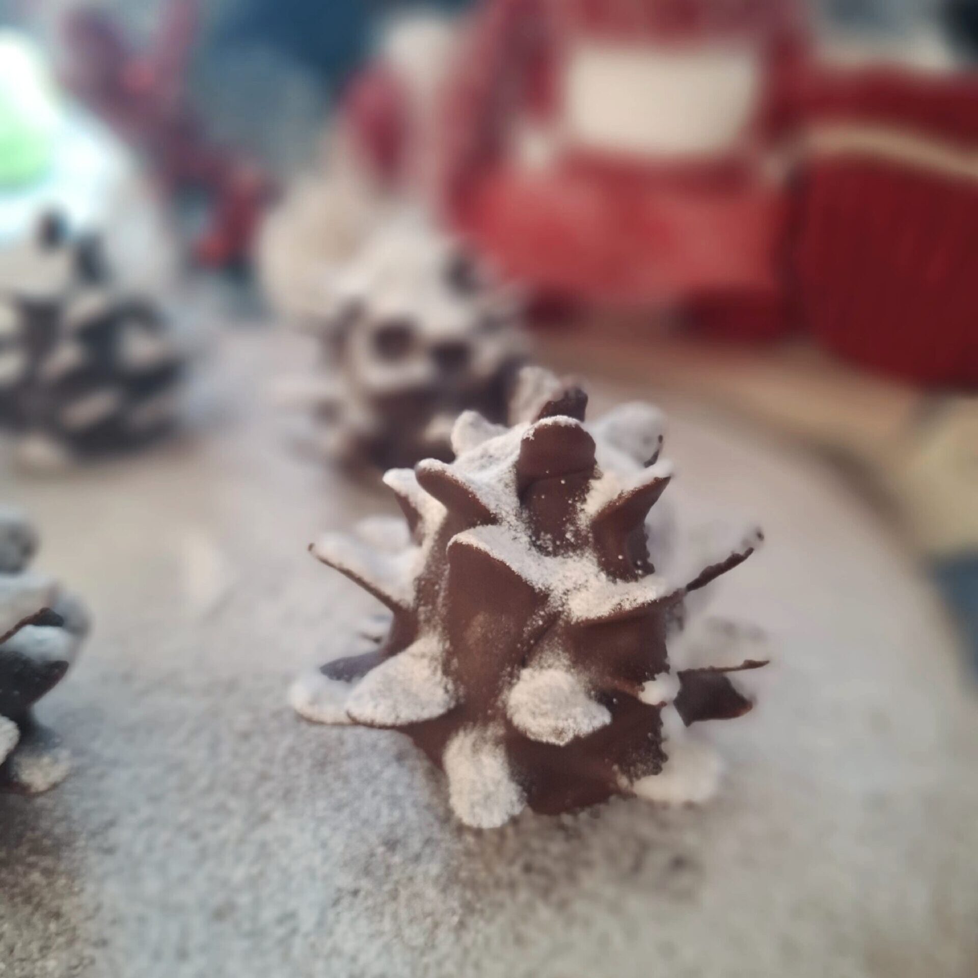 Conuri de pin din pandișpan cu cacao și ciocolată – desert rapid