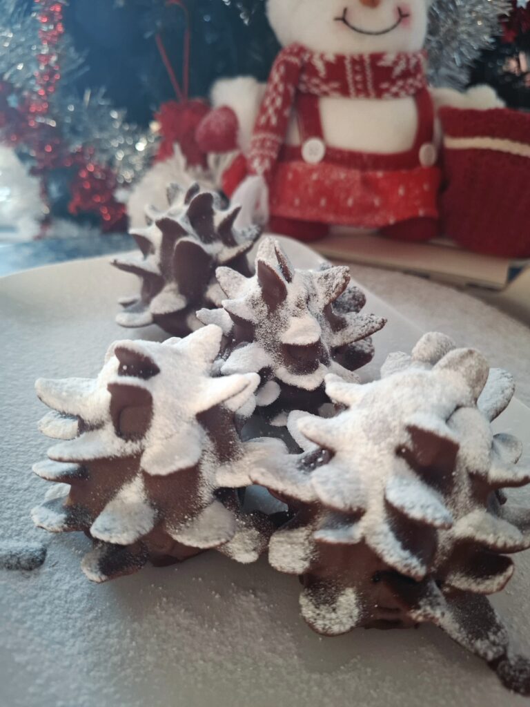 conuri de pin din pandișpan