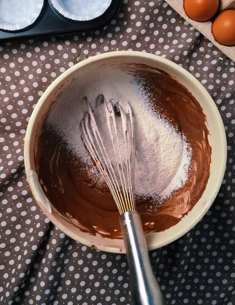Brioșe cu cacao și ciocolată - rețetă simplă