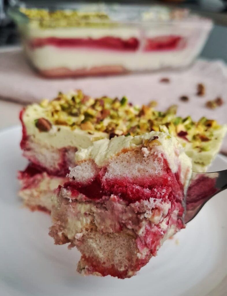 tiramisu cu zmeură și fistic