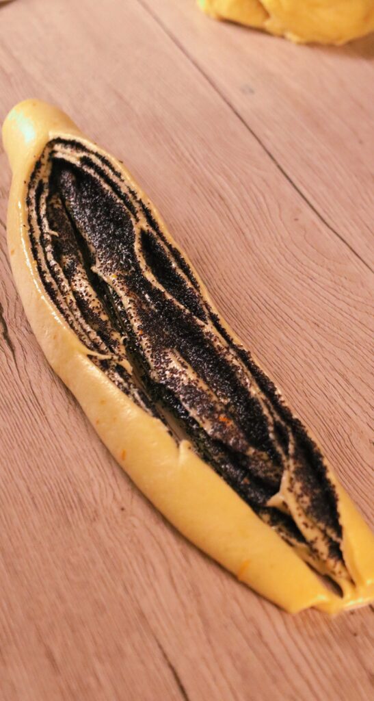 Cozonac Cruffin în două arome: mac și fistic