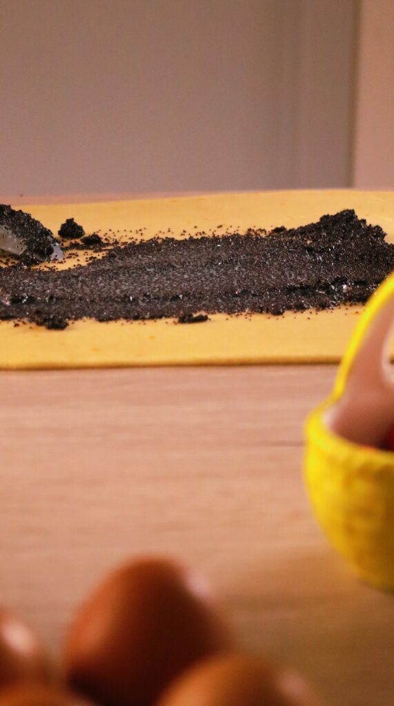 Cozonac Cruffin în două arome: mac și fistic