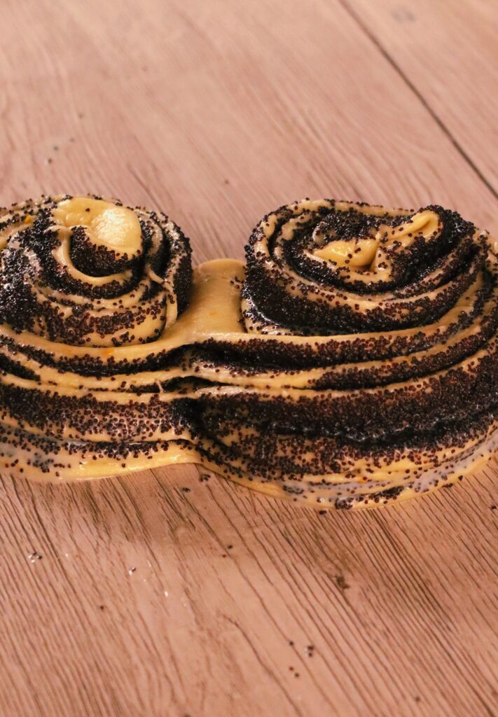 Cozonac Cruffin în două arome: mac și fistic