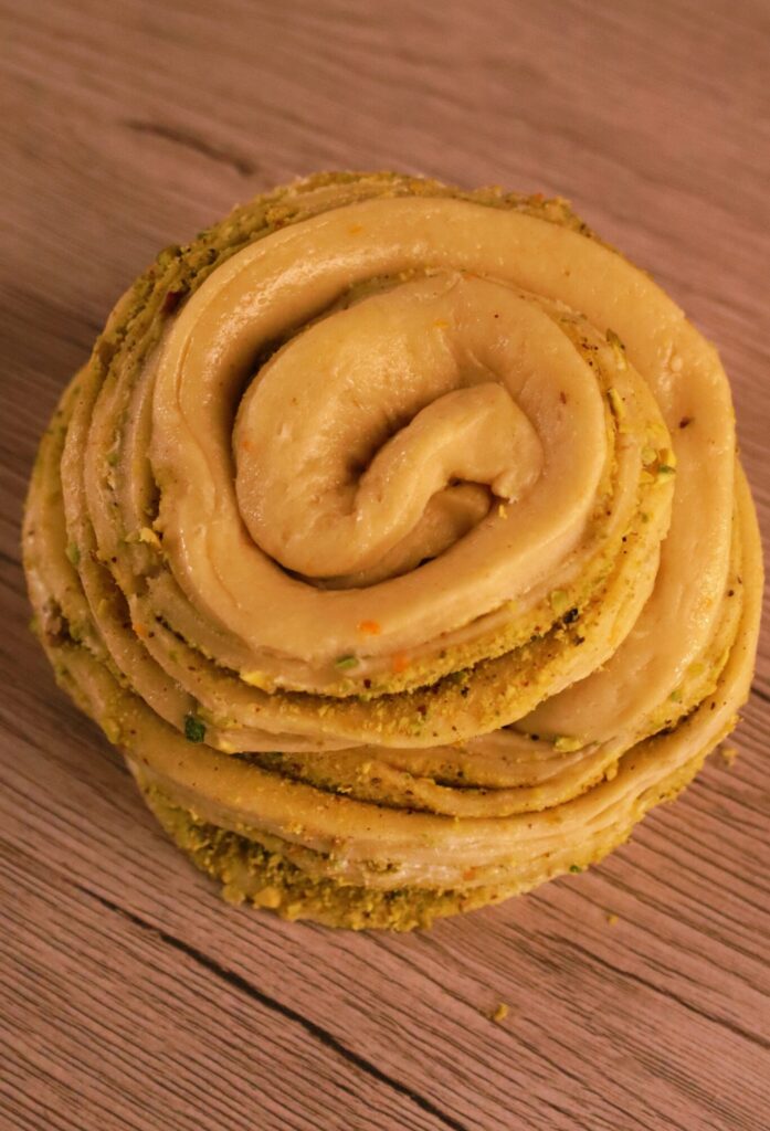 Cozonac Cruffin în două arome: mac și fistic