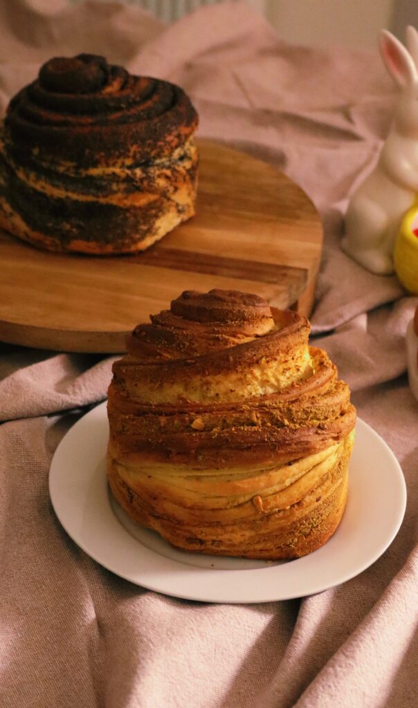 Cozonac Cruffin în două arome: mac și fistic