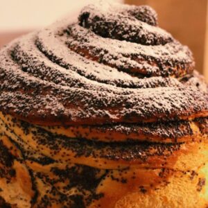 Cozonac Cruffin în două arome: mac și fistic