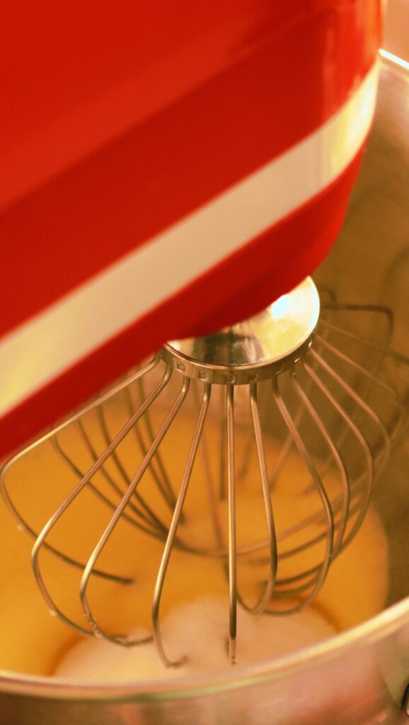 Cozonac Cruffin în două arome: mac și fistic