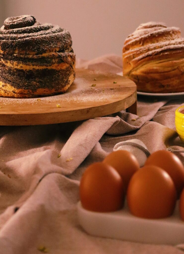 Cozonac Cruffin în două arome: mac și fistic