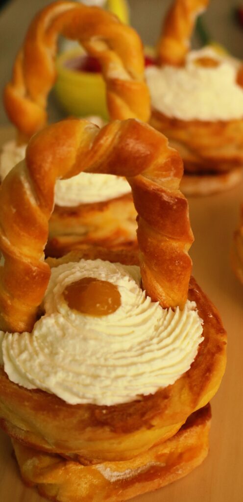 Coșulețe de Paște din foietaj și cremă