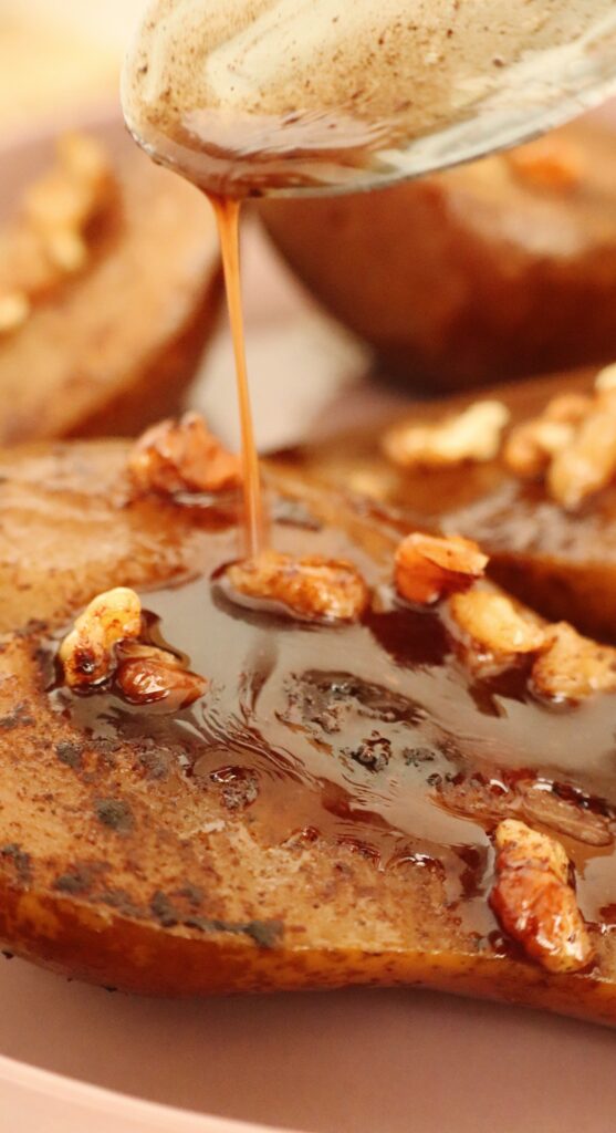 Pere coapte cu miere și nuci