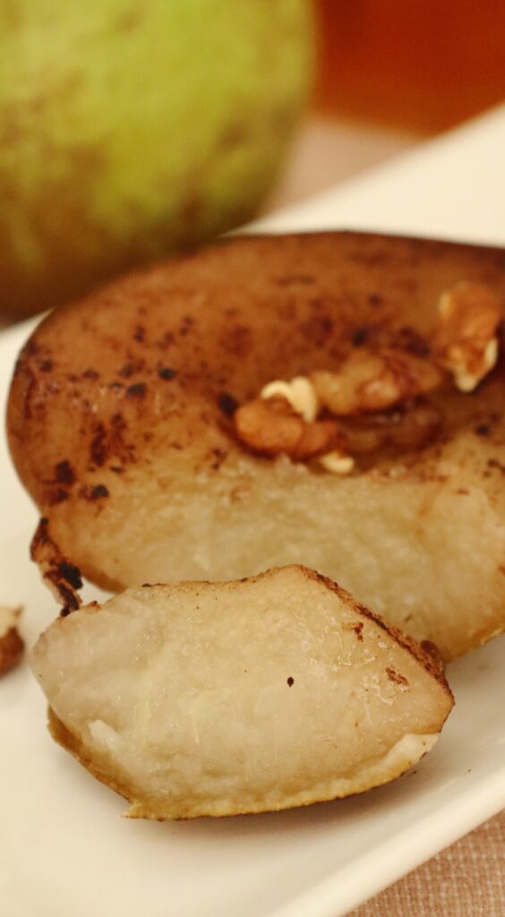 Pere coapte cu miere și nuci