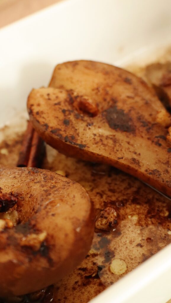 Pere coapte cu miere și nuci