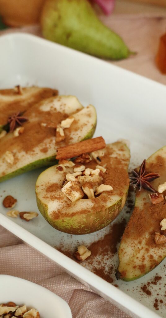 Pere coapte cu miere și nuci