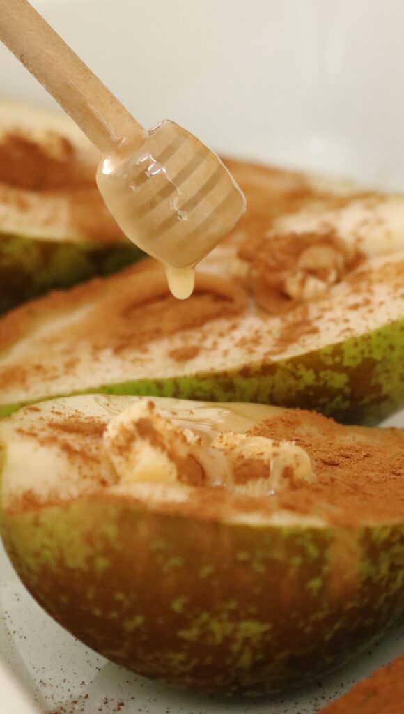 Pere coapte cu miere și nuci