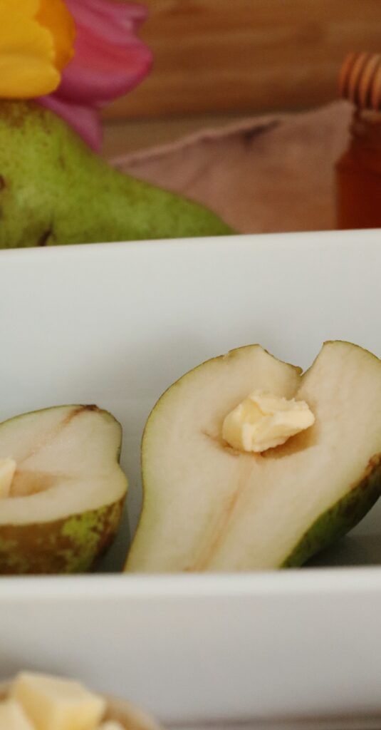 Pere coapte cu miere și nuci