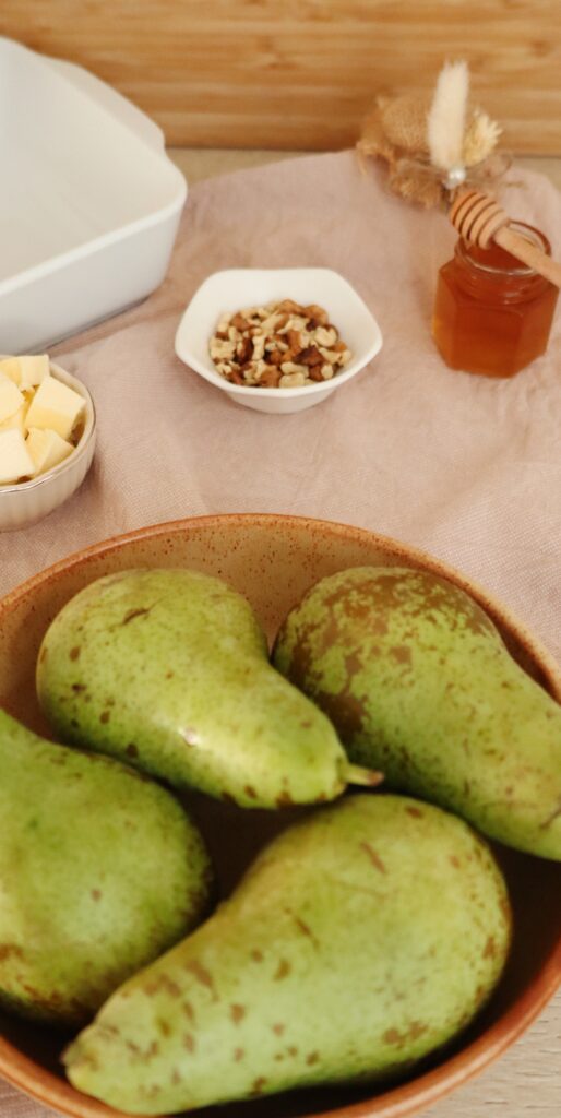 Pere coapte cu miere și nuci